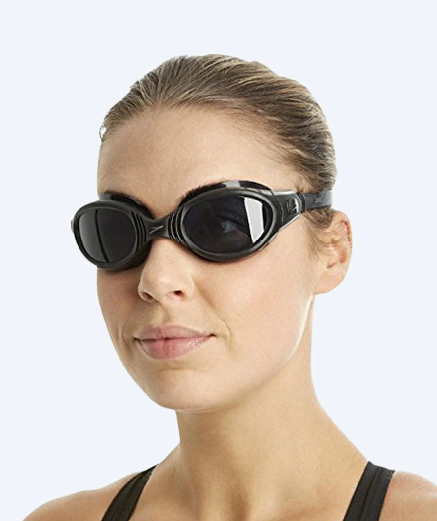 Speedo Schwimmbrille für Freizeitschwimmer - Biofuse Flexiseal - Schwarz (Smoke Scheiben) - Image 7