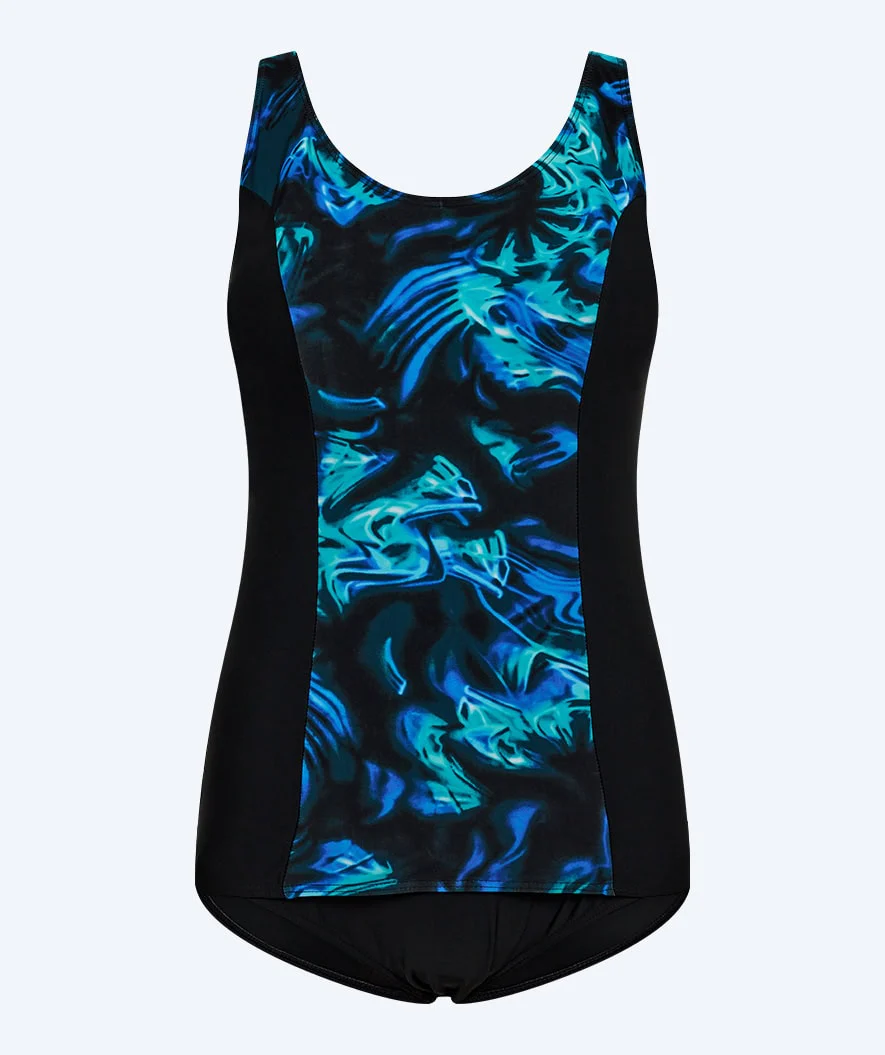 Watery Badeanzug mit Blumen für Damen in große Größen - Vale - Schwarz/Blau - Image 8