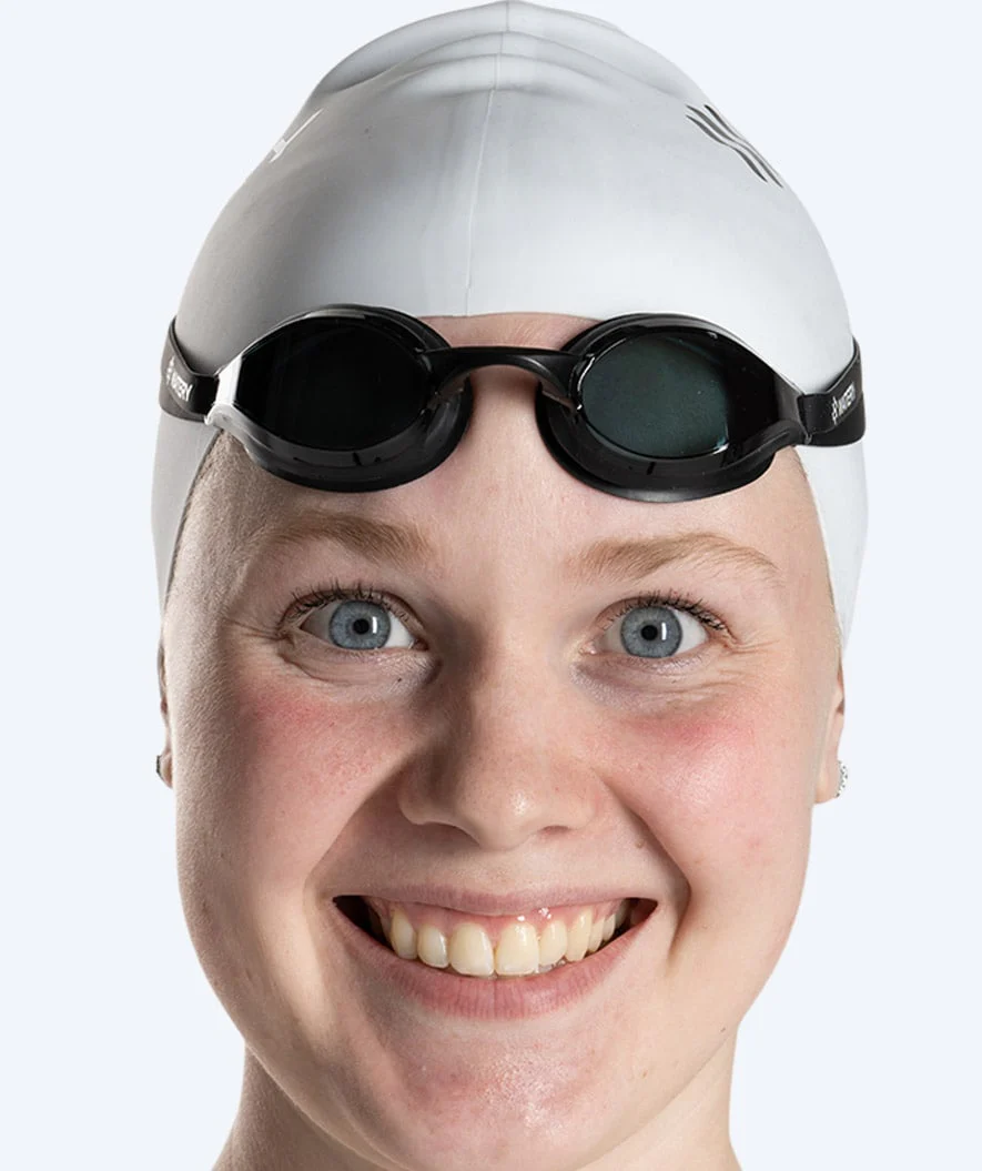 Watery Elite Schwimmbrillen - Poseidon - Schwarz (Smoke Scheiben) - Image 8