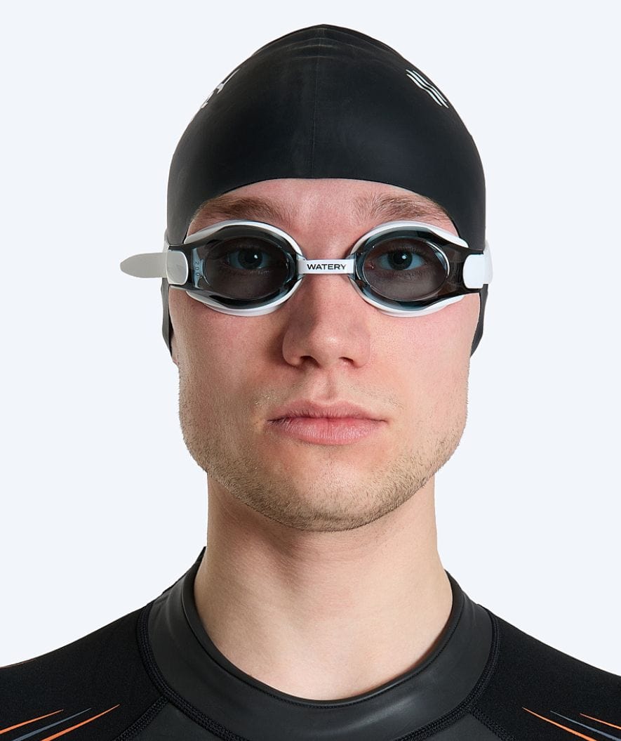 Watery Schwimmbrillen mit Sehstärke für Kurzsichtige Erwachsene - (-2.0) – (-5.0) - Naida - Weiß (Smoke Scheiben) - Image 2