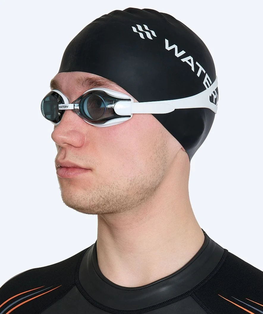Watery Schwimmbrillen mit Sehstärke für Kurzsichtige Erwachsene - (-2.0) – (-5.0) - Naida - Weiß (Smoke Scheiben) - Image 4