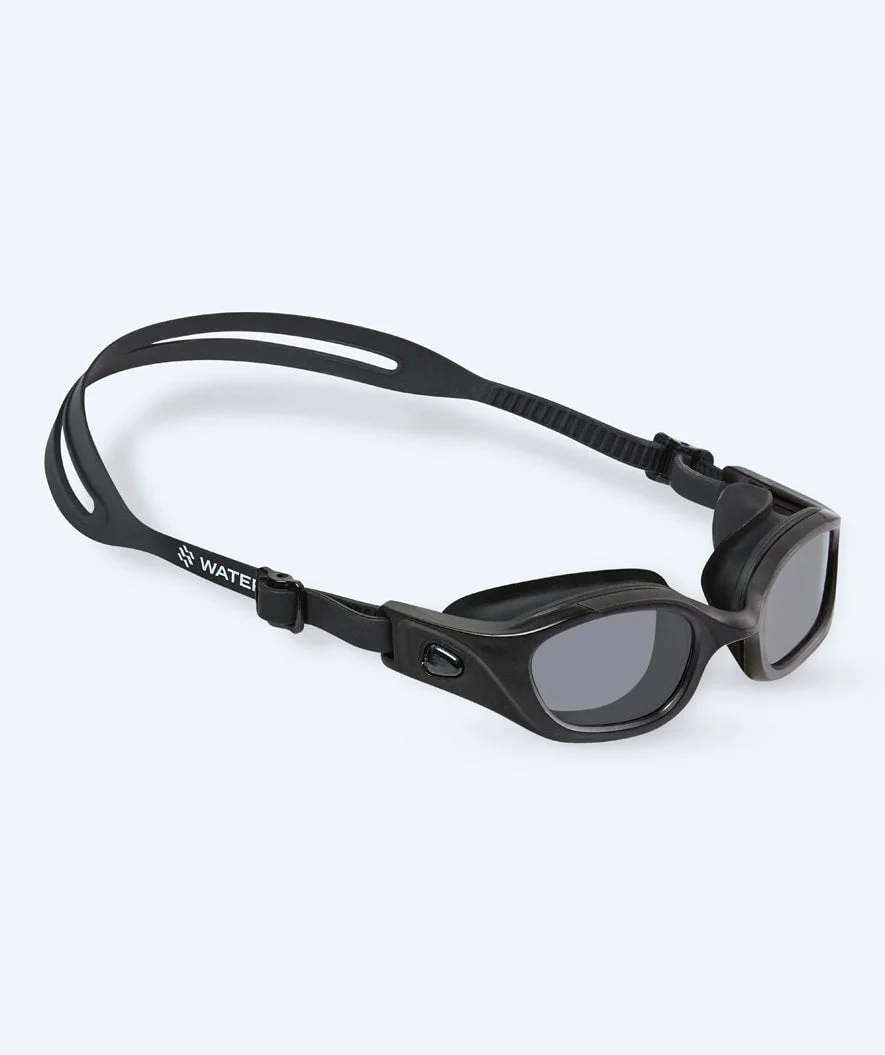 Watery Schwimmbrille für Freizeitschwimmer - Clyde Active - Schwarz (Smoke Scheiben)