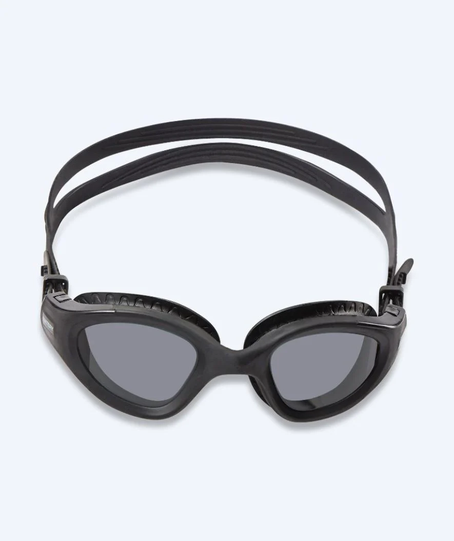 Watery Schwimmbrille für Freizeitschwimmer - Kelvin Active - Schwarz (Smoke Scheiben)