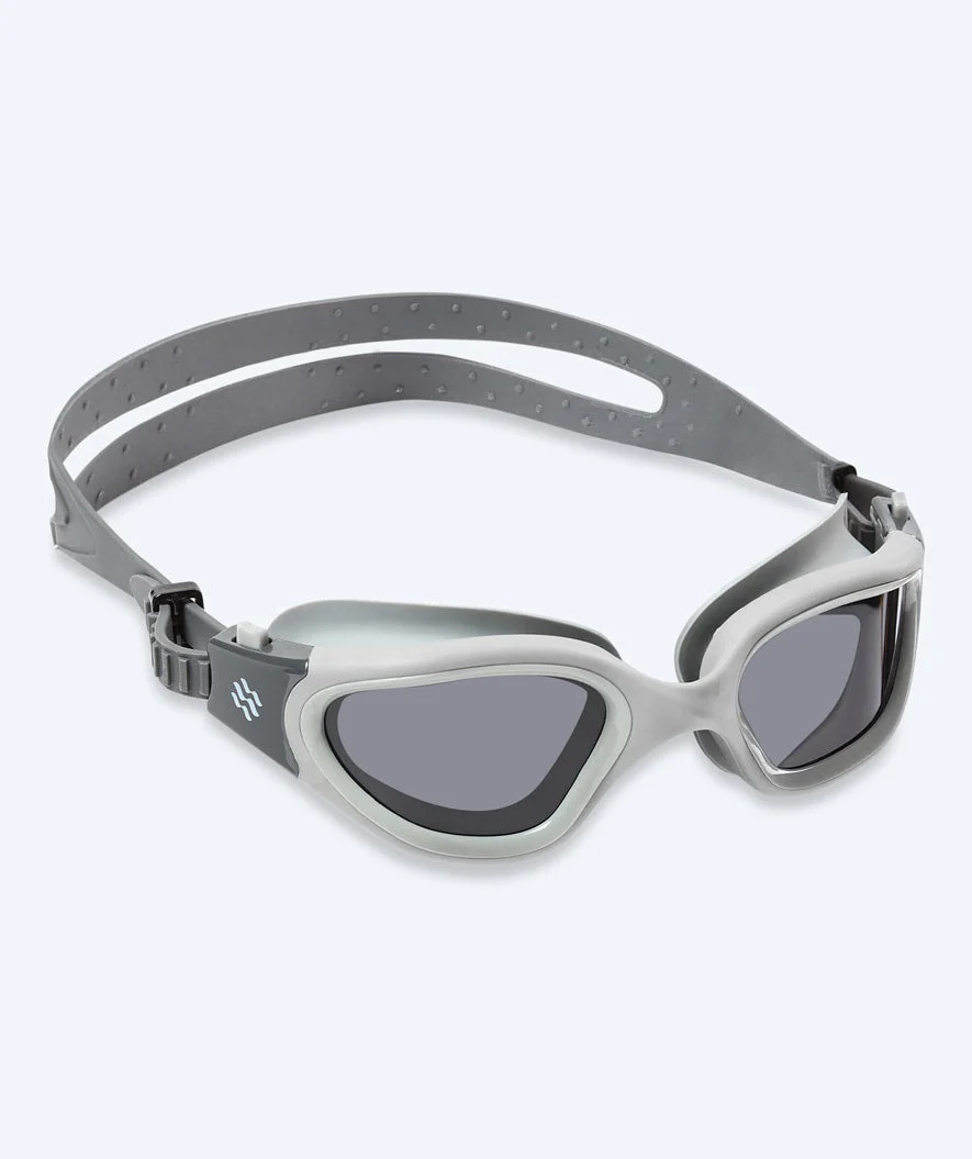 Watery Schwimmbrille für Freizeitschwimmer - Raven Active - Grau (Smoke Scheiben)