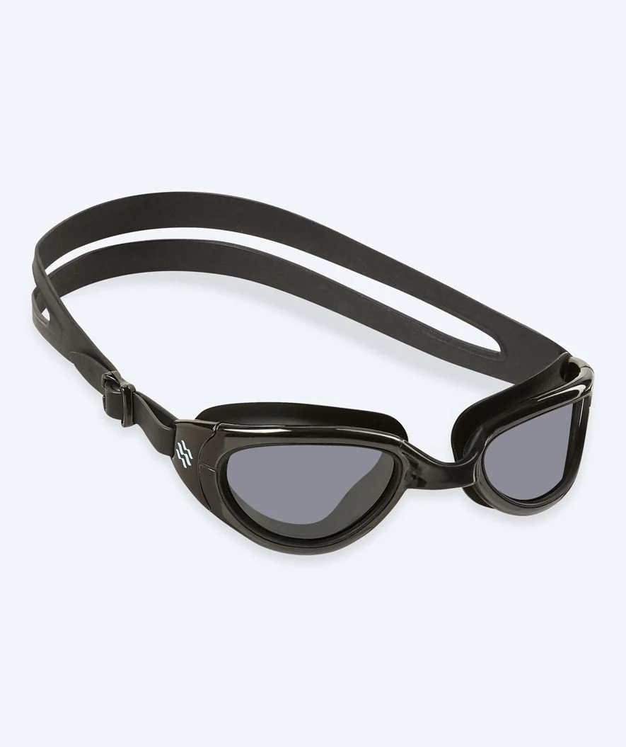 Watery Schwimmbrille für Freizeitschwimmer - Wade Active - Schwarz (Smoke Scheiben)